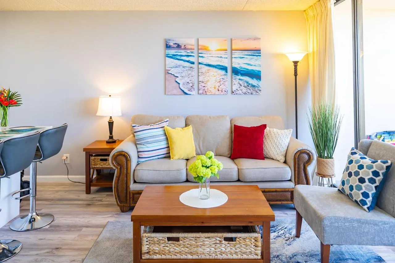 Ocean & Diamond Head Views - Near Beach - Parking! Honolulu Apartment