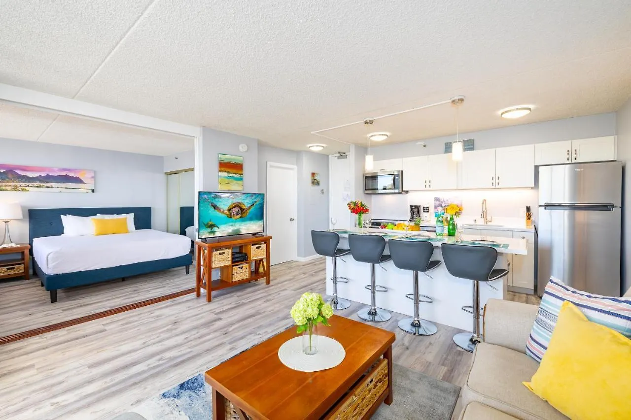 Ocean & Diamond Head Views - Near Beach - Parking! Honolulu Apartment