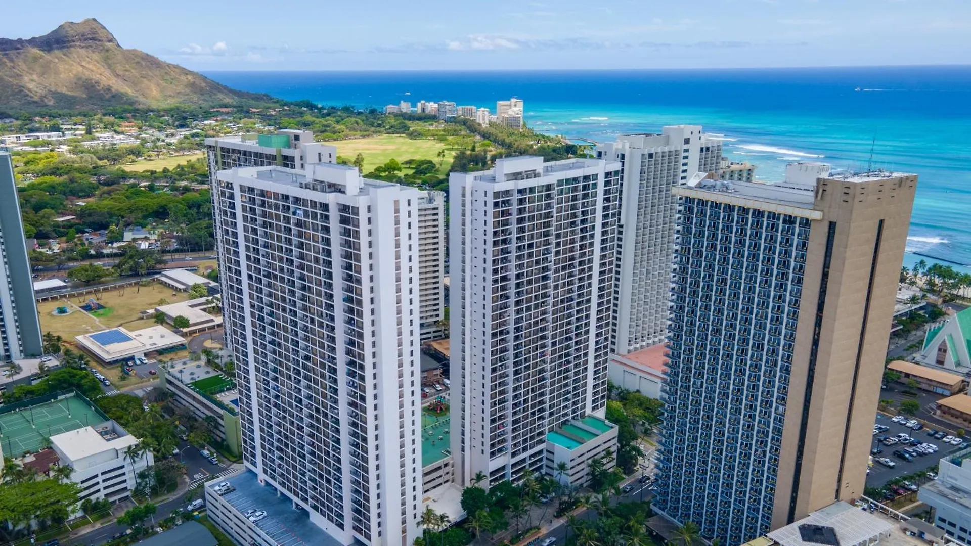Ocean & Diamond Head Views - Near Beach - Parking! Honolulu Apartment