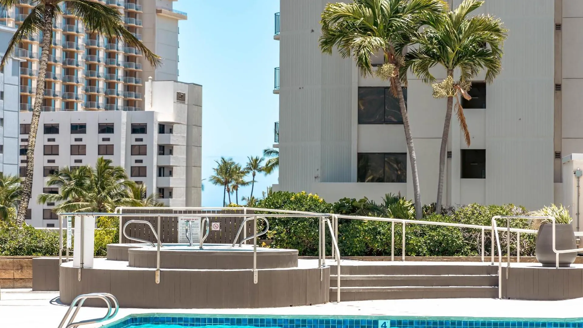 Apartment Ocean & Diamond Head Views - Near Beach - Parking! Honolulu